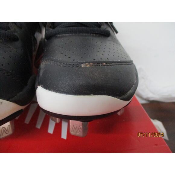 Like new New Balance Women's Metal Cleats Shoes - Size 7 US - Picture 3 of 8